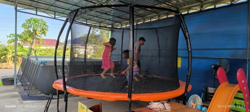 een groep kinderen die op een trampoline spelen bij Monica Guesthouse in Kampot