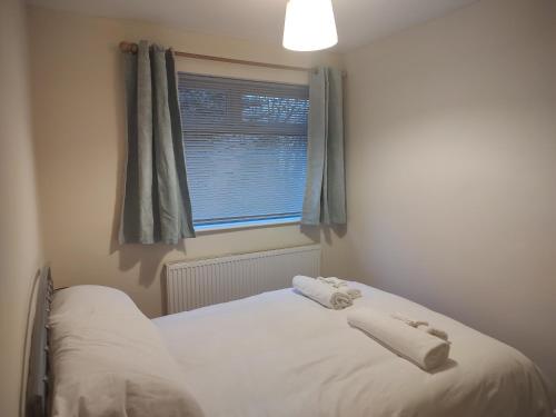 1 dormitorio con 1 cama con 2 toallas en Sheffield meadowhall interchange house with off street parking, en Sheffield