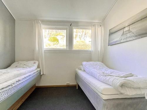 Postel nebo postele na pokoji v ubytování 6 person holiday home in Dalsøyra-By Traum