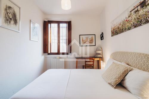 een witte slaapkamer met een bed en een tafel bij Gold Palace ***** in Ferrara