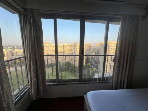1 dormitorio con ventana grande con vistas a la ciudad en Fresh Air Great View en Adalaj
