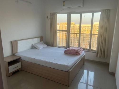 1 dormitorio con cama y ventana grande en Fresh Air Great View en Adalaj