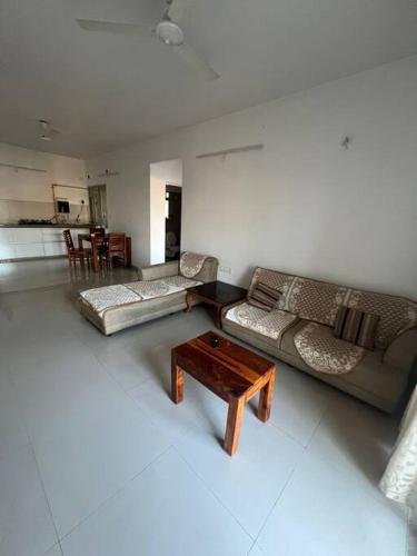 sala de estar con sofá y mesa de centro en Fresh Air Great View en Adalaj