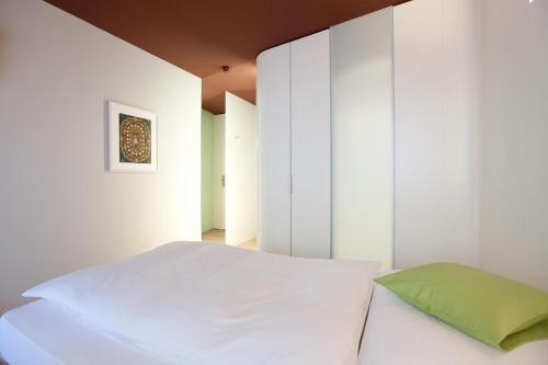 Cama o camas de una habitación en Hotel Dom, zentral - herzlich - sozial engagiert