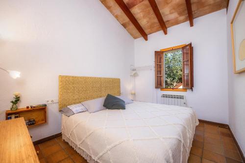 1 dormitorio con 1 cama blanca grande en una habitación en Can Pamboli, en Son Servera