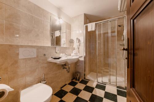 y baño con aseo, lavabo y ducha. en Hotel Jizerka 4, en Jizerka