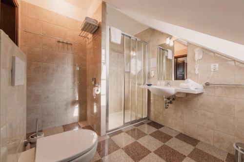 Un baño de Hotel Jizerka 4