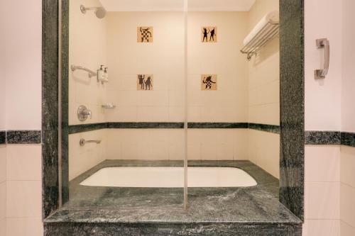 Ένα μπάνιο στο Lemon Tree Hotel Hinjewadi Pune