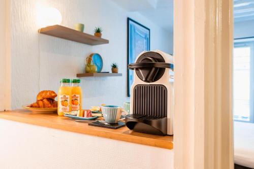 - une cafetière assise sur un comptoir avec de la nourriture dans l'établissement Amazing studio on the most prestigious street, à Paris