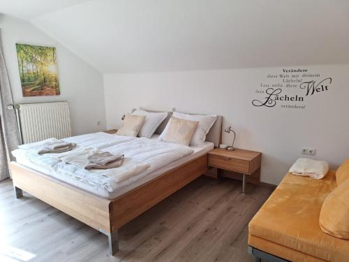 1 dormitorio con 1 cama grande con sábanas blancas en Ferienhaus Deutschmann, en Sankt Lambrecht