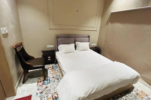 Cama ou camas em um quarto em Virasat Villa & Banquet Hall