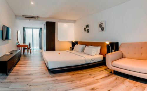 Ένα ή περισσότερα κρεβάτια σε δωμάτιο στο Sunrise Suite Seminyak by ARM Hospitality