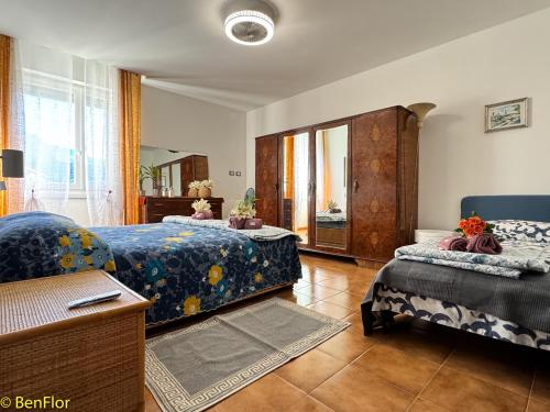 1 dormitorio con 2 camas y ventana en Elena Apartment, en Riva del Garda