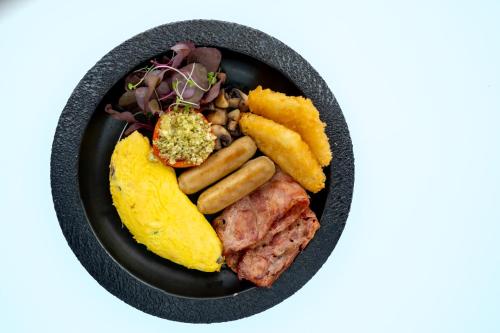 un piatto di alimenti a base di carne e altri alimenti di Adiwana Warnakali Resort a Nusa Penida