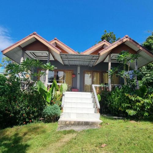 una casa con escaleras delante en Lanta msd bungalow en Phra Ae beach
