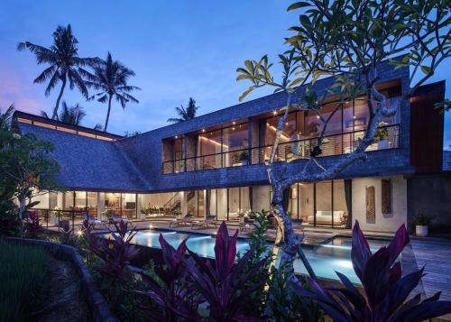 uma vista exterior de uma casa com piscina em The Wing - Boutique Villa with concierge em Ubud