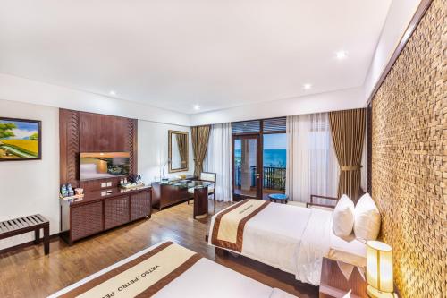 ein Hotelzimmer mit einem Bett und einem Schreibtisch in der Unterkunft Vietsovpetro Ho Tram Beach Resort & Spa in Hồ Tràm