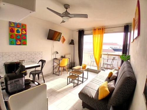 un salon avec un canapé et une table dans l'établissement le dhuoda climatisé, à Nîmes