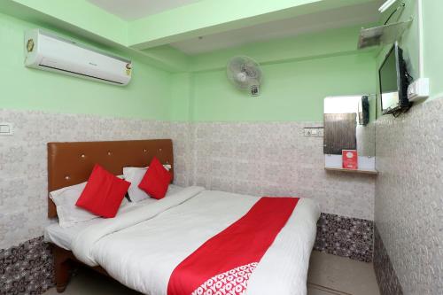 Tempat tidur dalam kamar di OYO Hotel Kunal