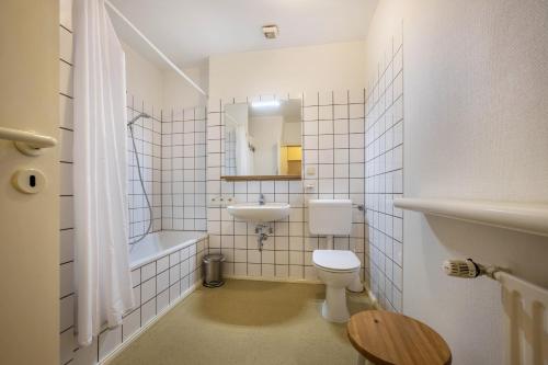 La salle de bains est pourvue de toilettes et d'un lavabo. dans l'établissement Wohnung Kemenate, à Trendelburg
