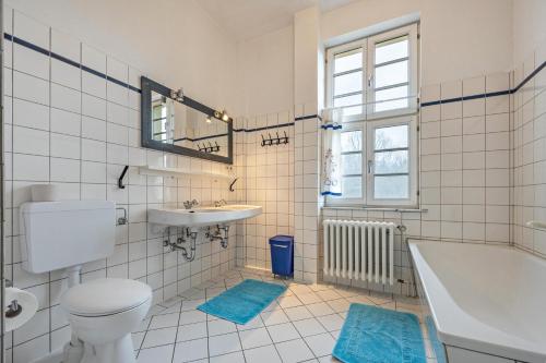 y baño con aseo, lavabo y bañera. en Wohnung Trendula, en Trendelburg