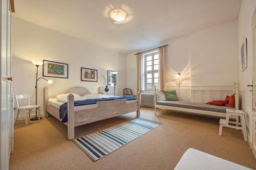 1 dormitorio con 2 camas y ventana en Wohnung Trendula, en Trendelburg