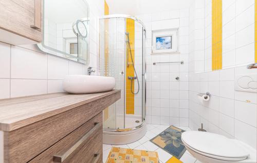 La salle de bains est pourvue d'un lavabo, de toilettes et d'une douche. dans l'établissement Apartments Lenko, à Makarska