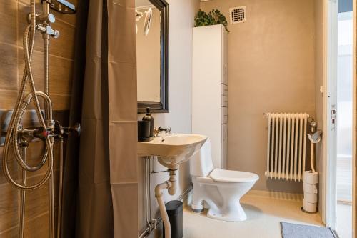 uma casa de banho com um lavatório e um WC em Guestly Homes - Central Charm em Boden