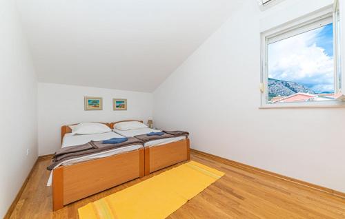 - une chambre avec un lit et une fenêtre dans l'établissement Apartments Lenko, à Makarska