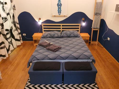- une chambre avec un lit bleu et une tête de lit bleue dans l'établissement Artlovers' flat - Kazinczy street, à Budapest