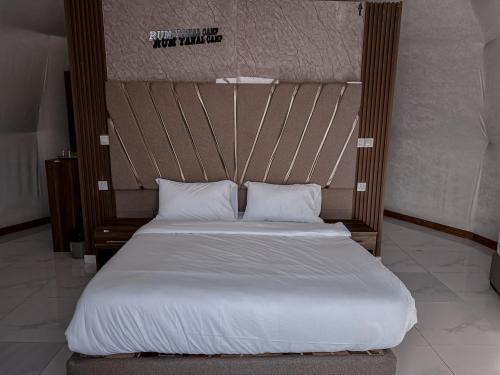 Postel nebo postele na pokoji v ubytování Rum Eden camp