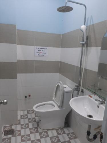 Un baño de NHÀ NGHỈ ANA