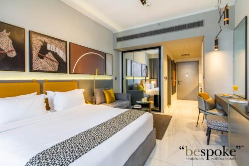 Bespoke Holiday Homes - Mag 318 Downtown Dubai في دبي: غرفة فندق مع سرير ومكتب
