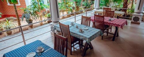 un restaurante con mesas y sillas en un balcón en Village Inn Resort, en Negombo