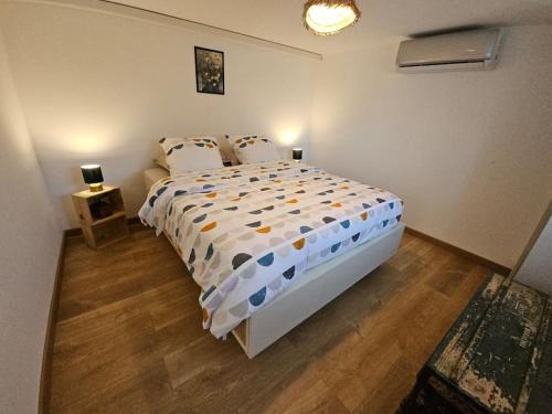 ein Schlafzimmer mit einem großen Bett in einem Zimmer in der Unterkunft O' Coin du Beaufol 