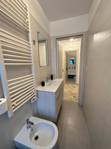 uma casa de banho branca com um lavatório e um WC em Apartment Sant'Antonio em Bari