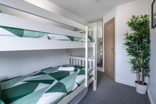 NR RHOSNEIGR-3 BED-STYLISH-RE-FURBISHED HOLIDAY HOME في روسنيجر: غرفة نوم مع سرير بطابقين
