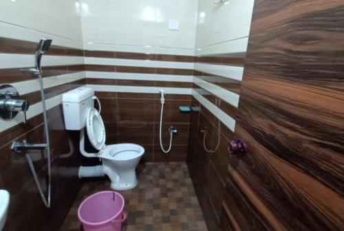 a bathroom with a toilet and a sink at Goroomgo Sashi Near Golden Beach Puri - Excellent Service in Puri