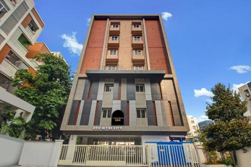 een hoog gebouw midden in een stad bij Townhouse Hitec City Near Image Hospital in Hyderabad