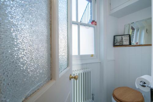łazienka z toaletą i oknem w obiekcie Tranquil Oasis by Pop Brixton by UndertheDoormat w Londynie