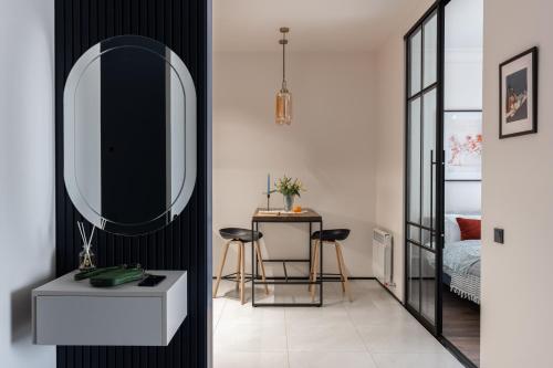 Pokój z lustrem, stołem i łóżkiem w obiekcie Stylish & Modern Apartment I Blueloft 48 w Taszkiencie