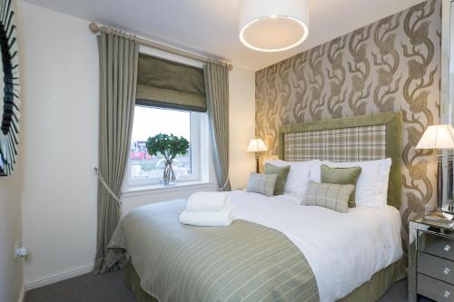 Un dormitorio con una cama grande y una ventana en Town and Country Charleston Apartments, en Aberdeen