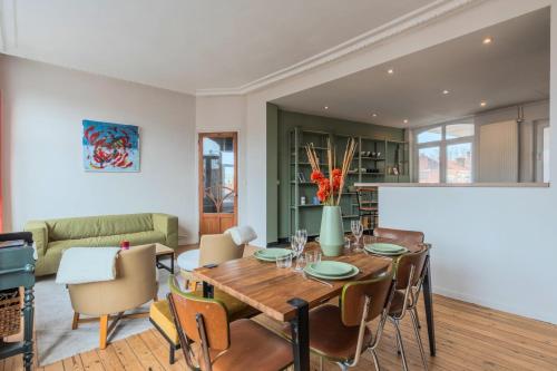 Un comedor y una sala de estar con mesa y sillas. en 2 bedroom apartment with terrace, near Lille, en Lille