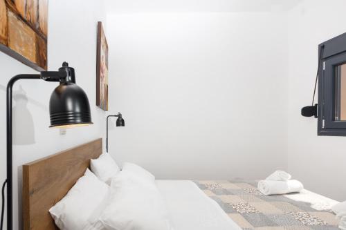 um quarto com uma cama com um candeeiro preto em Endless View Apartment em Elliniká