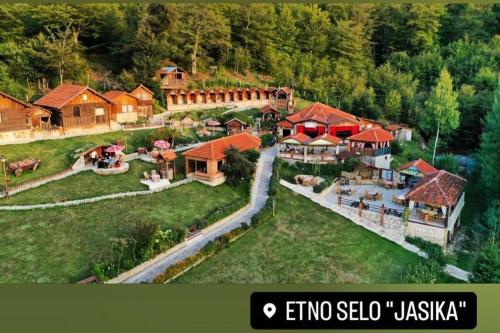 una vista aérea de una casa con patio en Etno Selo Jasika, en Prizren