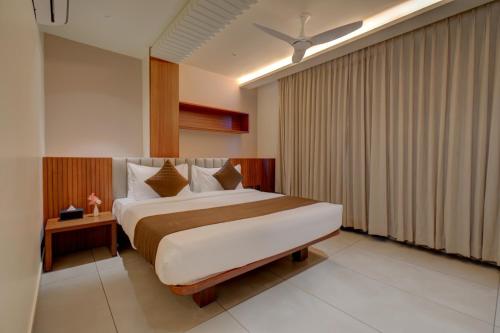 ein Schlafzimmer mit einem großen Bett in einem Zimmer in der Unterkunft HARI GOVINDA'S in Mysore