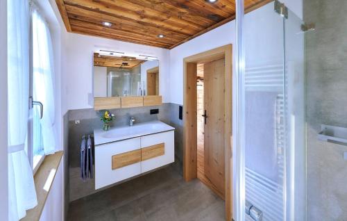 ein Bad mit einem Waschbecken und einer Dusche in der Unterkunft Blumbauernhof in Gutach