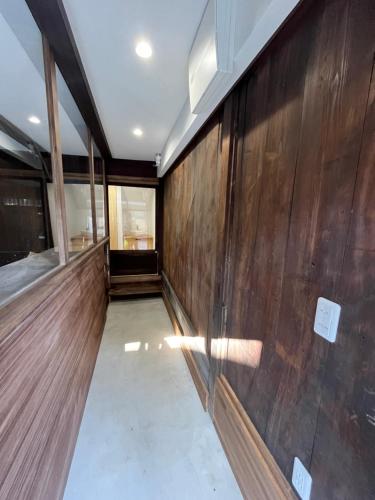 a room with wood paneled walls and a ceiling at Only one group stays per day -Kanouya-家族や仲間と貸し切り宿 加納屋 in Nakatsugawa