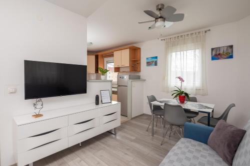 Kuchyň nebo kuchyňský kout v ubytování West Side Apartment