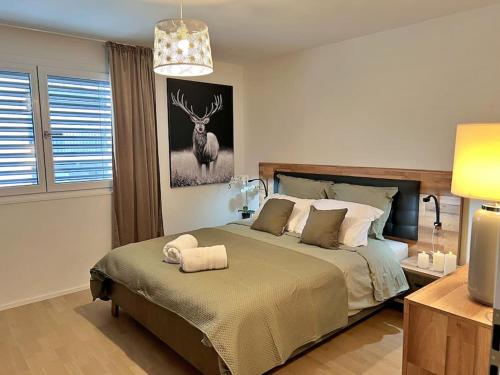 Un dormitorio con una cama con un ciervo. en Flat in Bulle, Switzerland, en Bulle